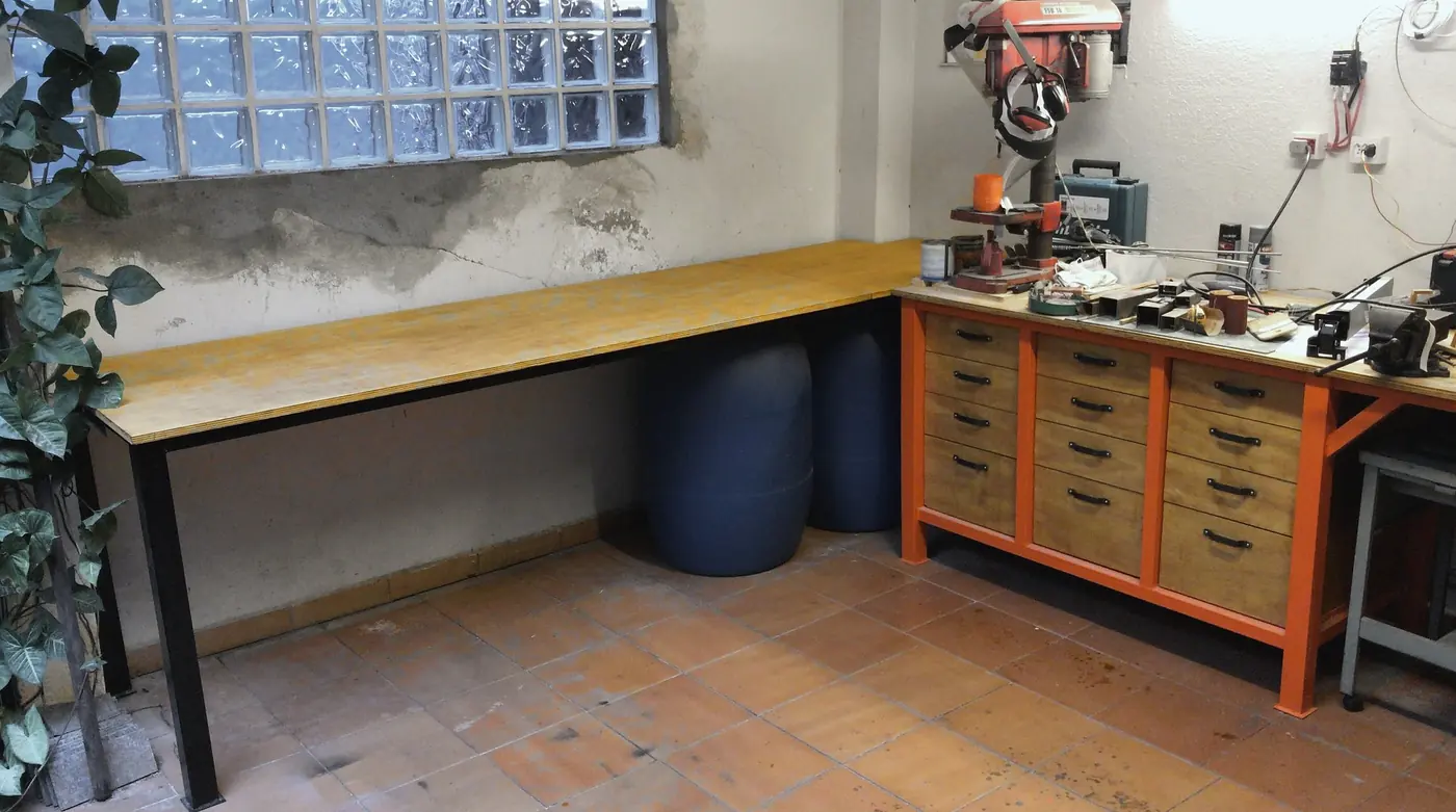 The finished workshop with workbenches and drawers